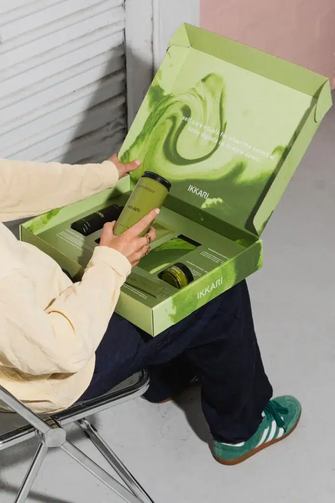We design what the customer sees, feels, and discovers at every step between receiving the package and reaching the product.